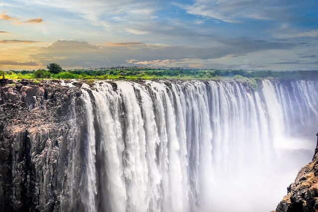 Is it better to view Victoria Falls from Zambia or Zimbabwe?